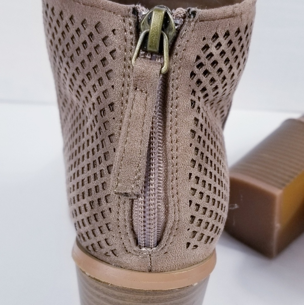 Yoki Replay tan ankle booties! - Picture 4 of 5